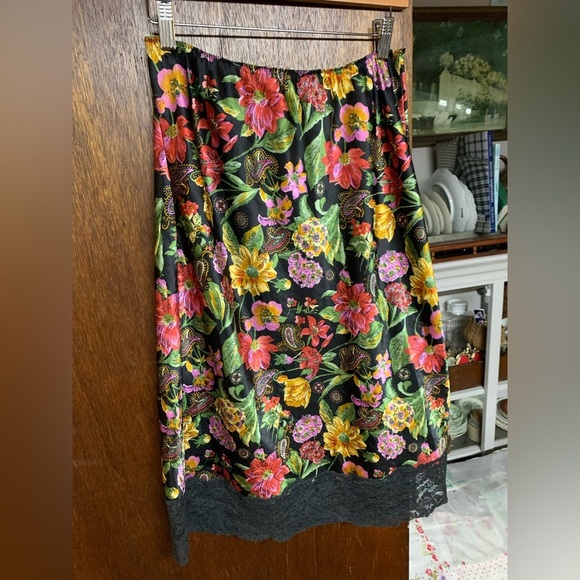 Vintage Dresses & Skirts - Vanity Fair Floral Slip Skirt Lace  Polyester Under Garment Size Small/Medium